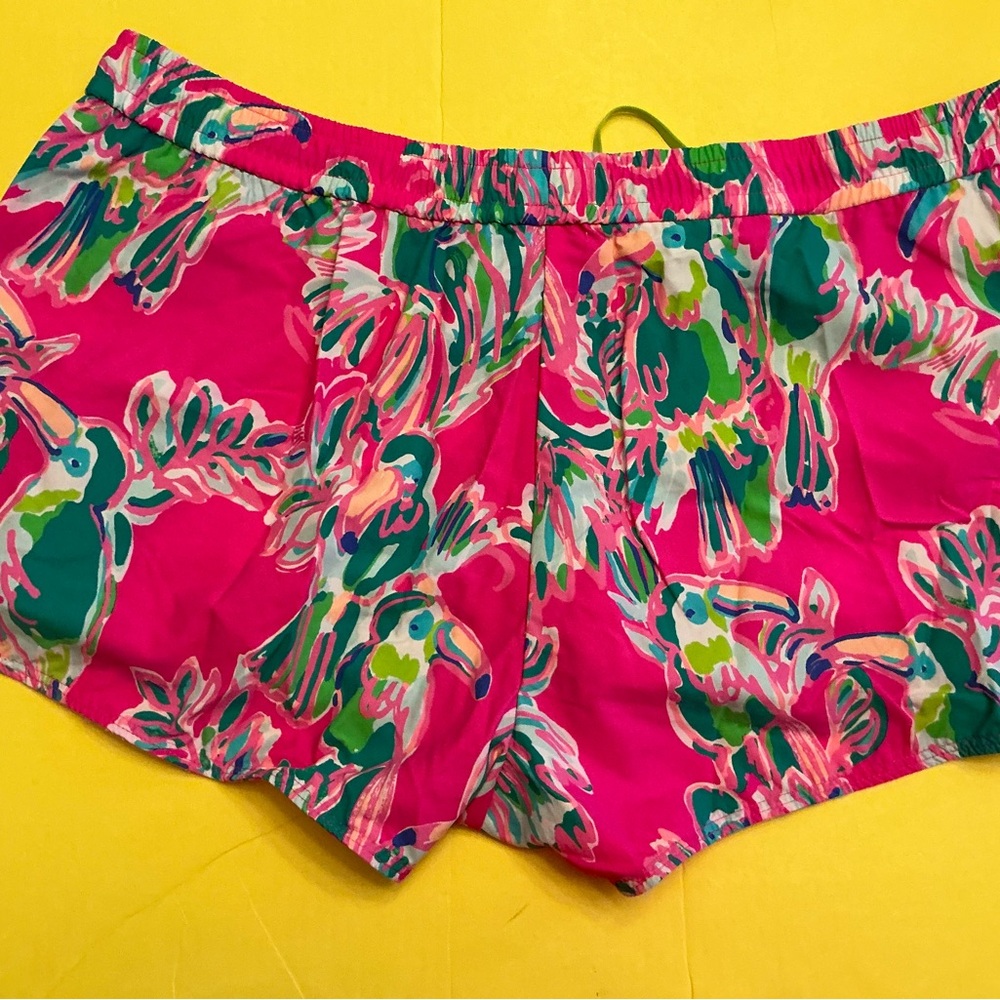 Lilly Pulitzer Luxletic Run Around Shorts sz XL Dragonfruit Toucan Can - Picture 3 of 4